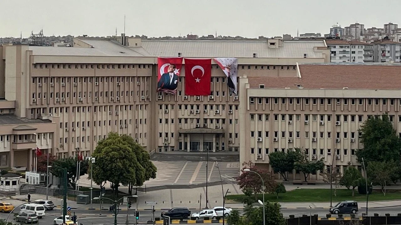 Gaziantep'te 15 Temmuz öncesi Atatürk posterleri yeniden asıldı, okullarda eksiklik dikkat çekti