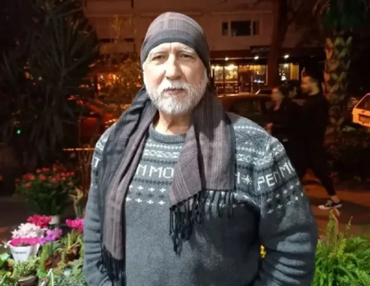 Prof. Dr. Şener Üşümezsoy'un deprem araştırmaları ve halk için yazdığı rehber kitaplar