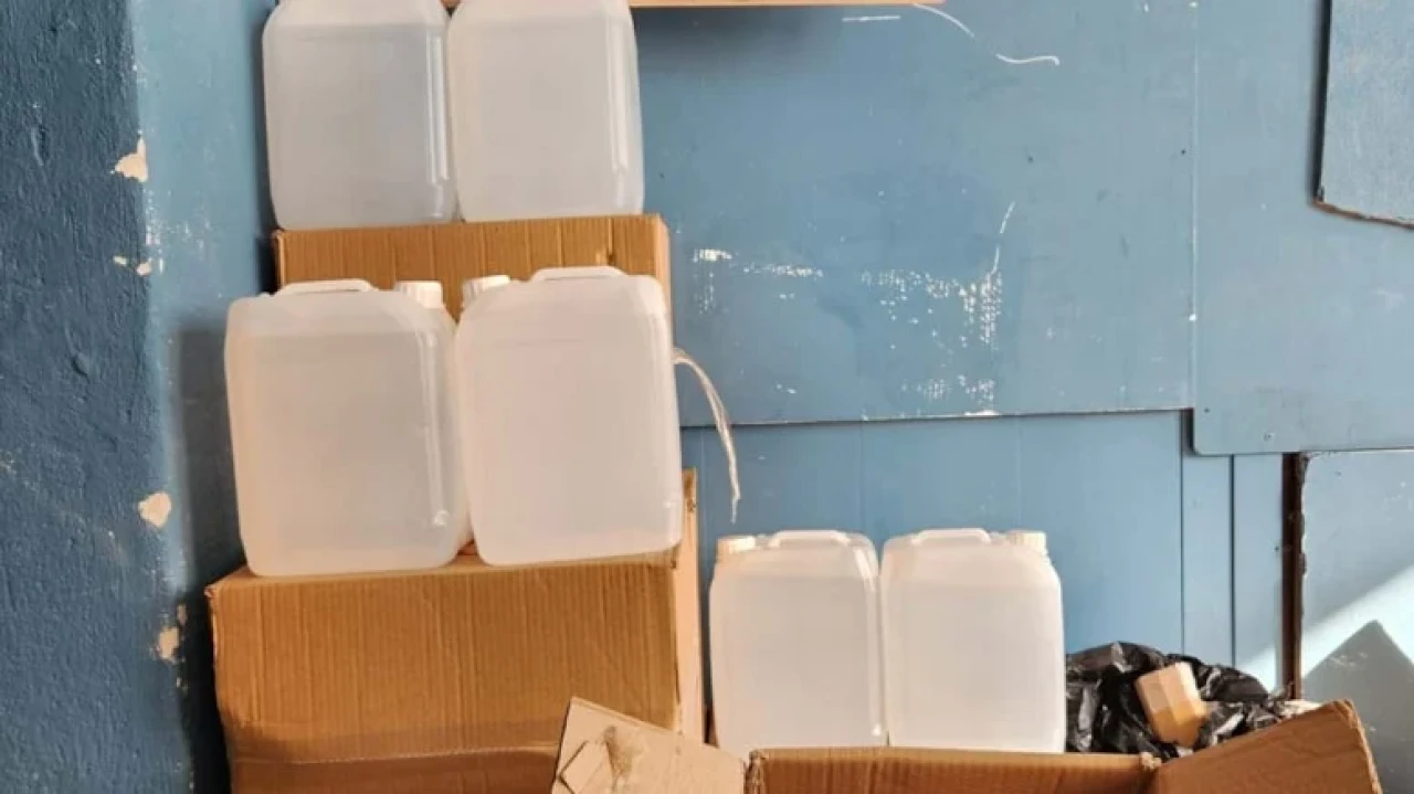 İzmir'de sahte alkol operasyonunda 5,8 ton etil alkol ve 3 kişi gözaltında
