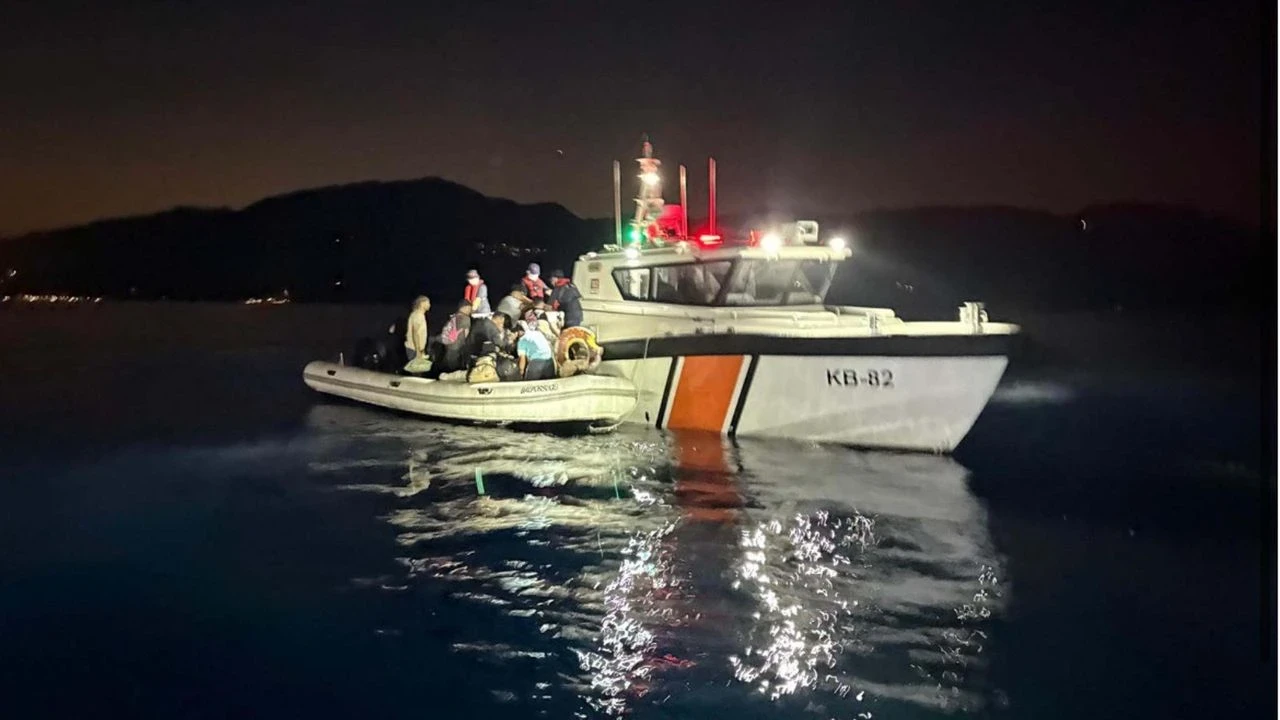 Fethiye açıklarında 15 çocuk da dahil 33 kaçak göçmen yakalandı, insani trajedi önlendi
