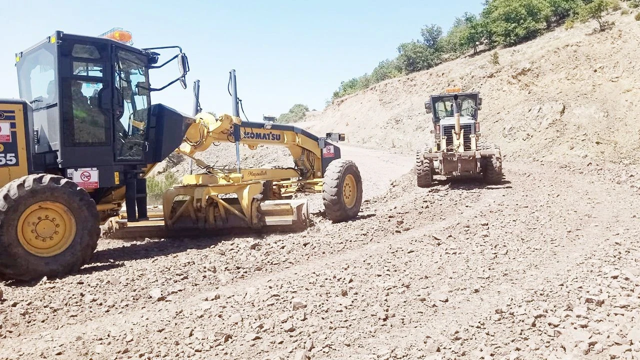 Fakıdağı köyünde asfalt yol yapımı için zemin çalışmalarına hız verildi, ulaşım kalitesi artıyor.
