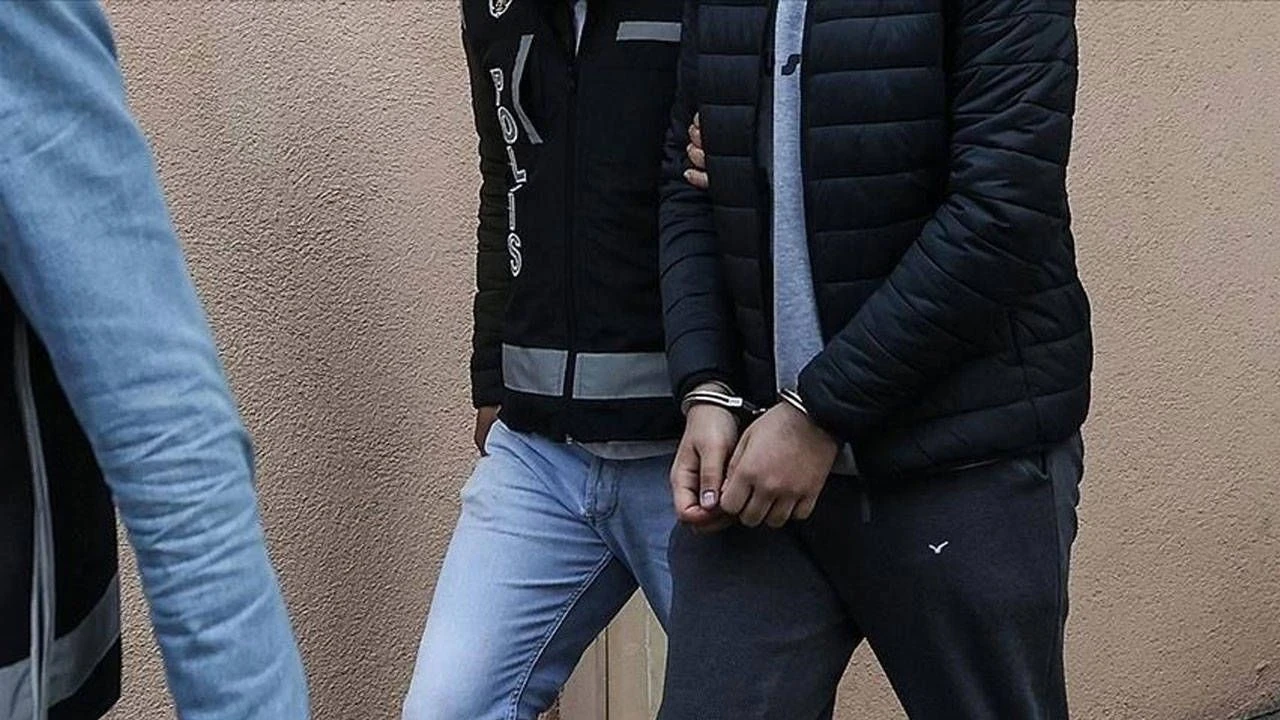 Karabağlar'da Ailevi Silah Kaçakçılığı: 18 Tabanca ve 135 Namlu Ele Geçirildi