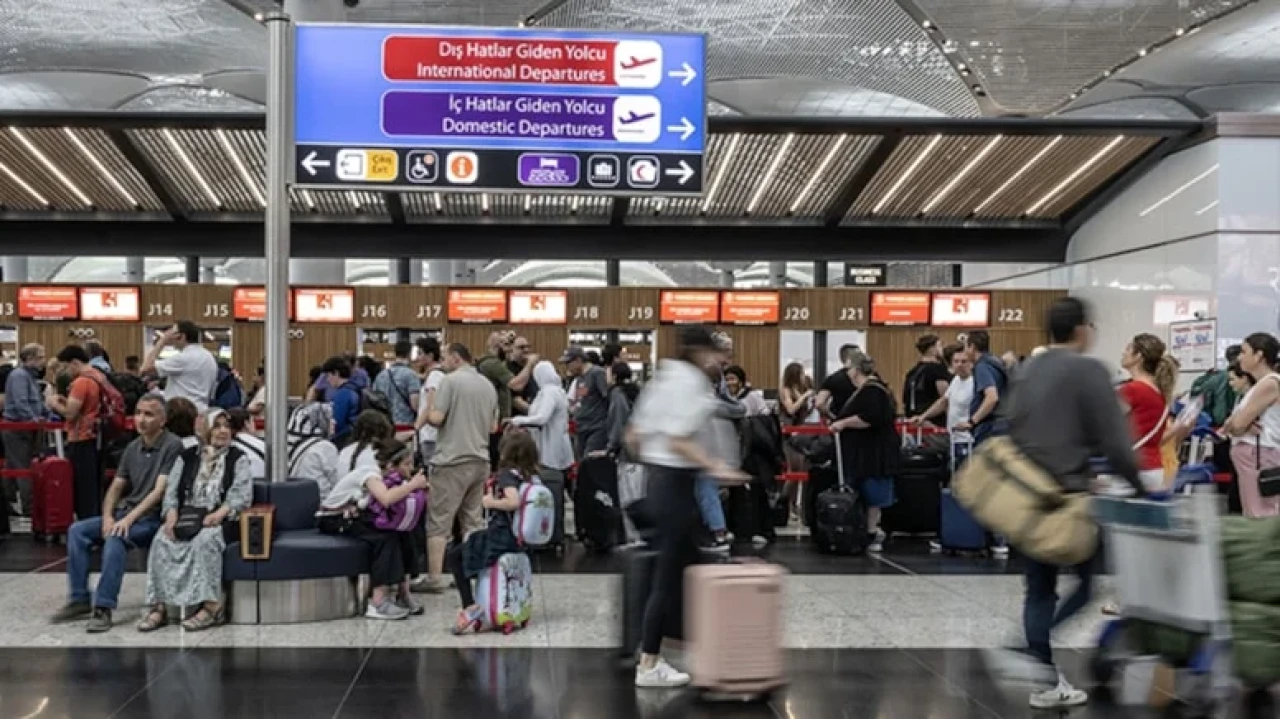 İstanbul Havalimanı'nda tarihi rekor: Bir günde 271 bin 836 yolcu ağırlandı!