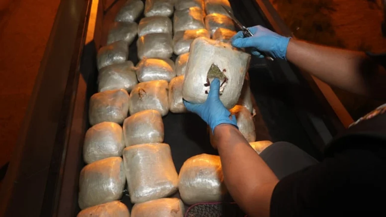 Mersin'de uyuşturucu taşıyan tırda 21 kg esrar ele geçirildi, 2 kişi tutuklandı.