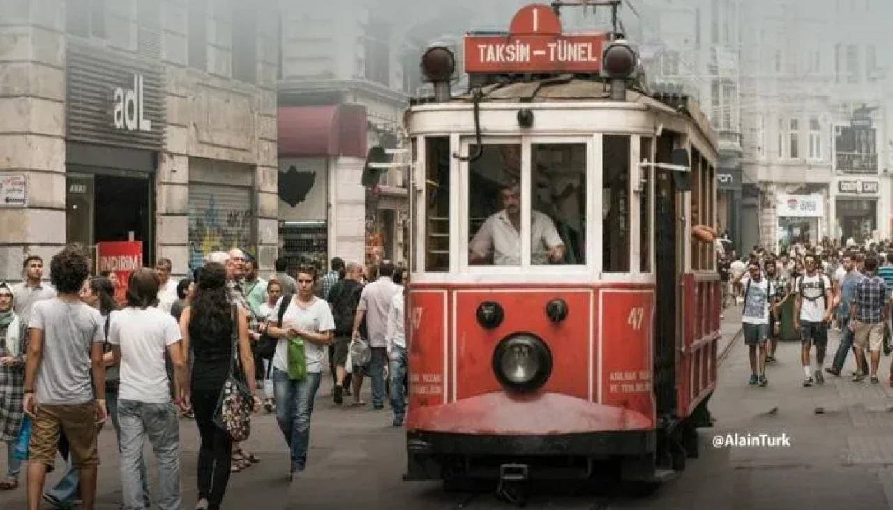 Türkiye'de 2024'te 2,6 milyon kişi yer değiştirdi: Göç nedenleri ve haritası incelendi.