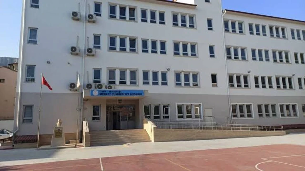 Kemalpaşa'da yaz okulunda çocuklara yemin ettirildi, Eğitim Sen'den sert tepki geldi