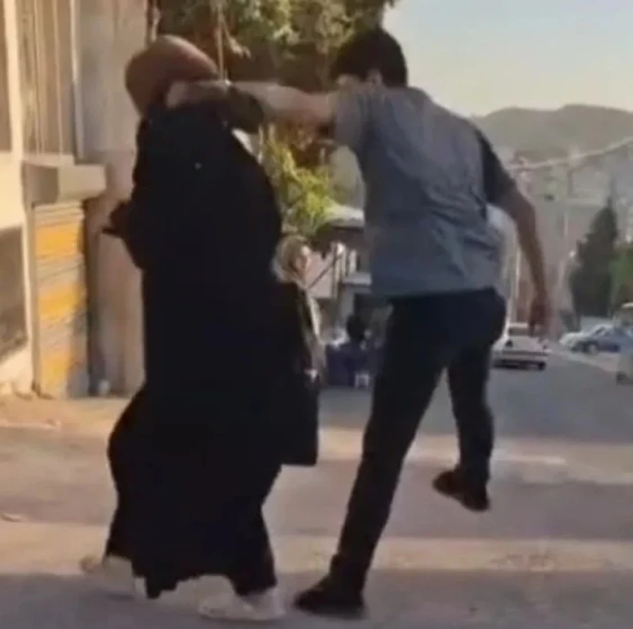 Şanlıurfa'da Eşine Şiddet Uygulayan Adam Aracın Üzerine Yürüyerek Tehdit Etti