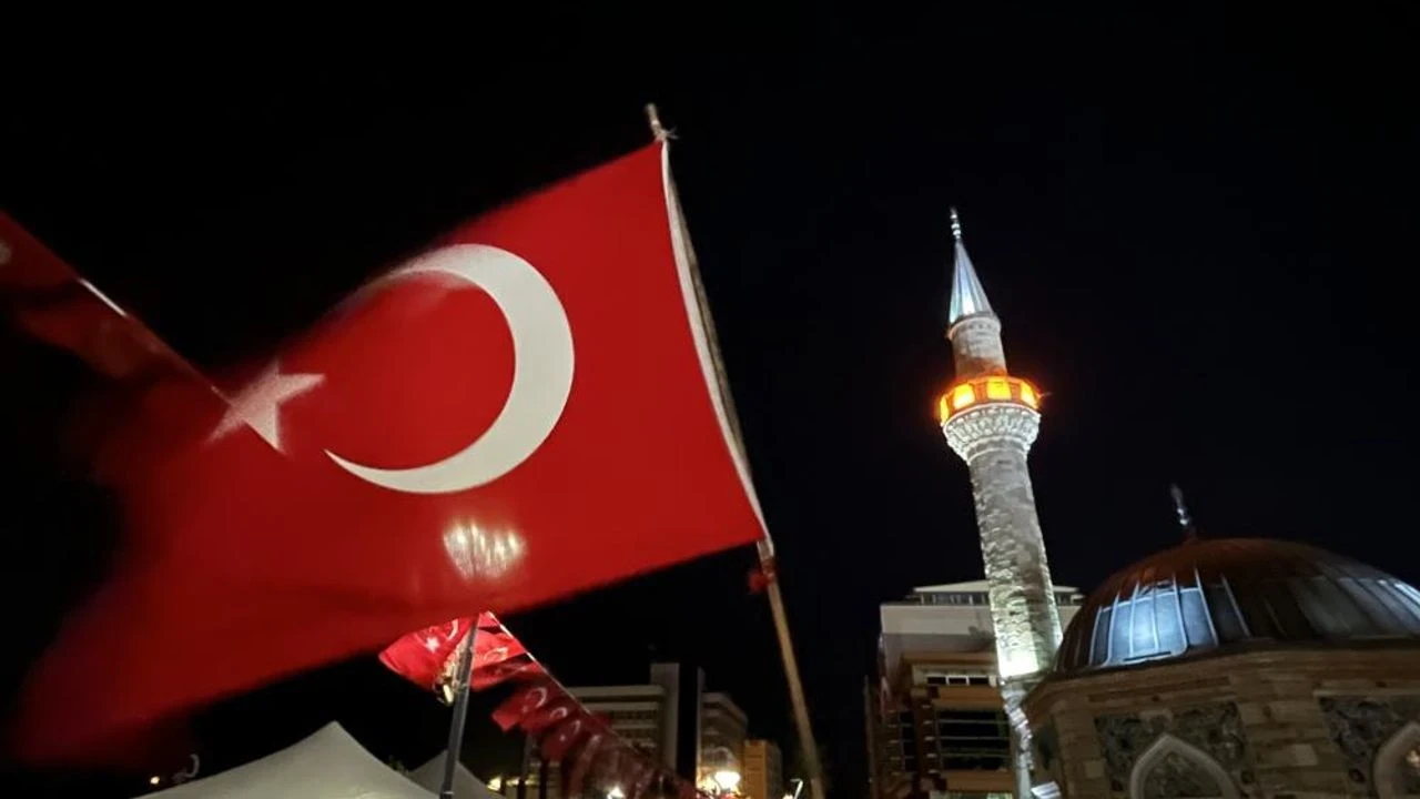 İzmir'de 15 Temmuz Anma Programı: Binlerce Vatandaş Bayraklarıyla Bir Araya Geldi