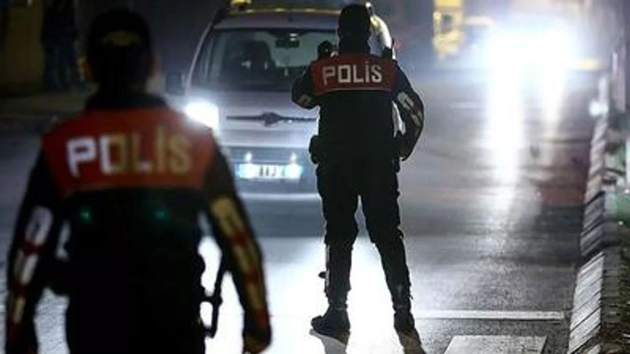 Esenyurt'ta uyuşturucu operasyonunda 5 şüpheli gözaltına alındı, yasaklı maddeler ele geçirildi.