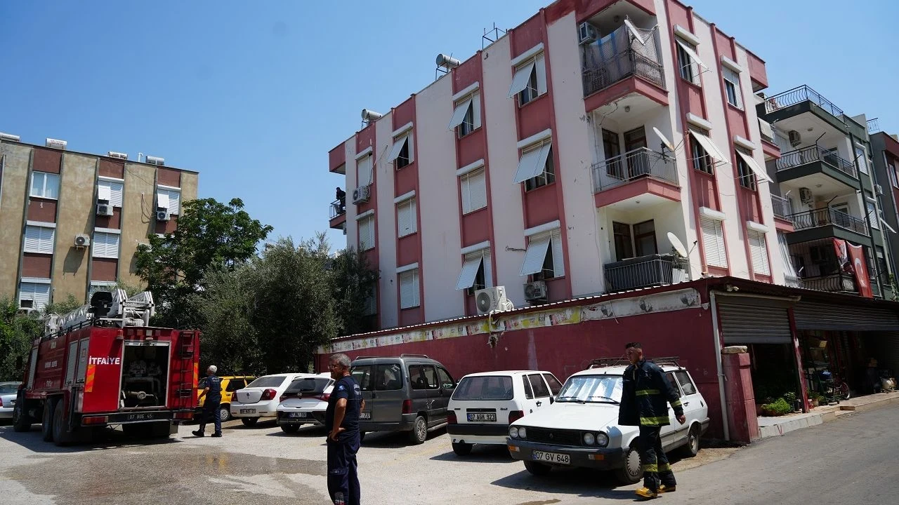 Antalya'da Apartman Yangını: Hızlı Müdahale ile Panic Önlenildi