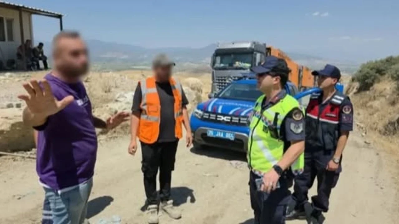 İzmir'den dökülen çöpler, Tire'de çevreyi tehdit ediyor; halk eylem yapma çağrısında bulundu.