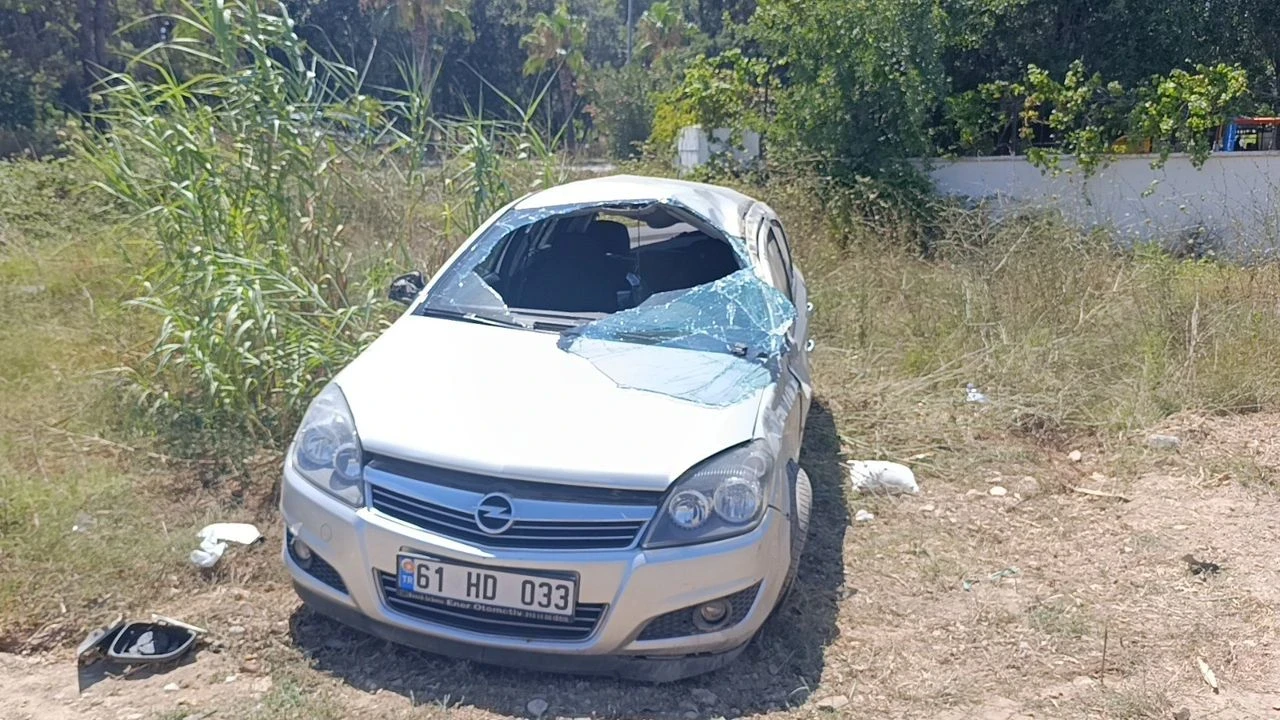 Manavgat'ta Kontrolden Çıkan Otomobil Takla Attı, 4 Hafif Yaralı