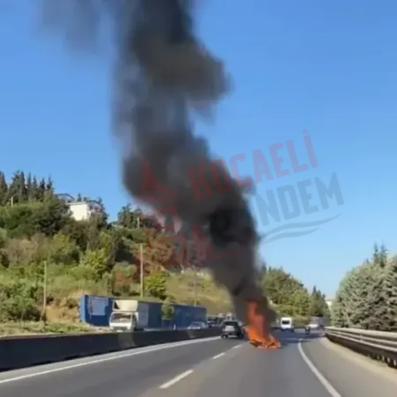Yalova yolunda motosiklet kazası: Sürücü hafif yaralı, alevler çevreyi sardı!