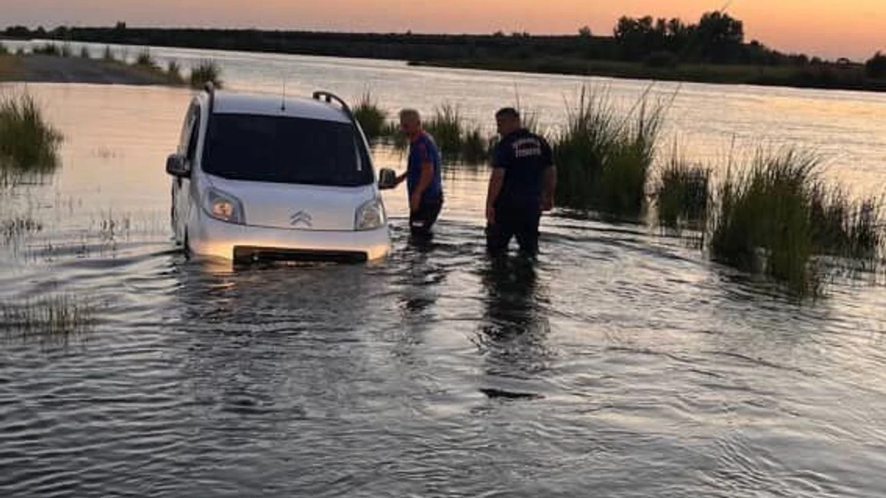 Osmaniye'de Irmak Kenarında Mahsur Kalan Vatandaşlar Halatla Kurtarıldı