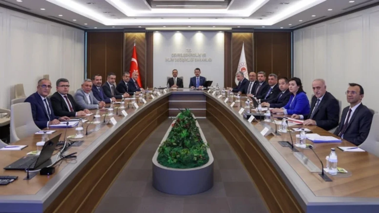 Elazığ'da Çimento Fabrikası Toplantısında Siyasi İlişkiler Tartışma Konusu Oldu