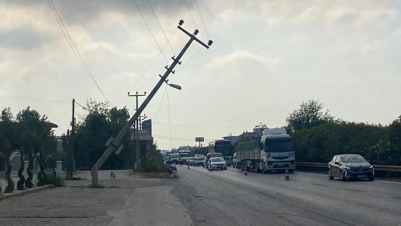 Serik'te Karpuz Yüklü Tır Elektrik Direğine Çarptı, Sürücü Uyuduğu Araçta Bulundu
