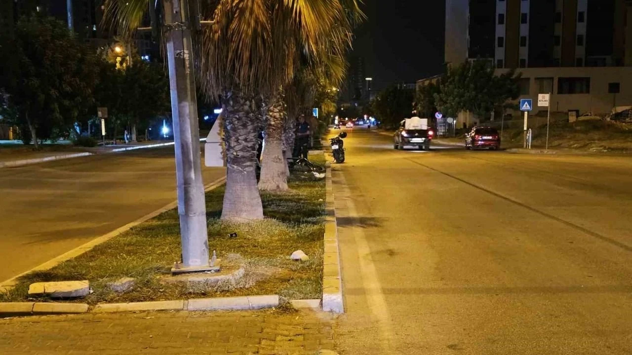 Adana'da gece yarısı motosiklet ve bisiklet çarpıştı, sürücü hayatını kaybetti