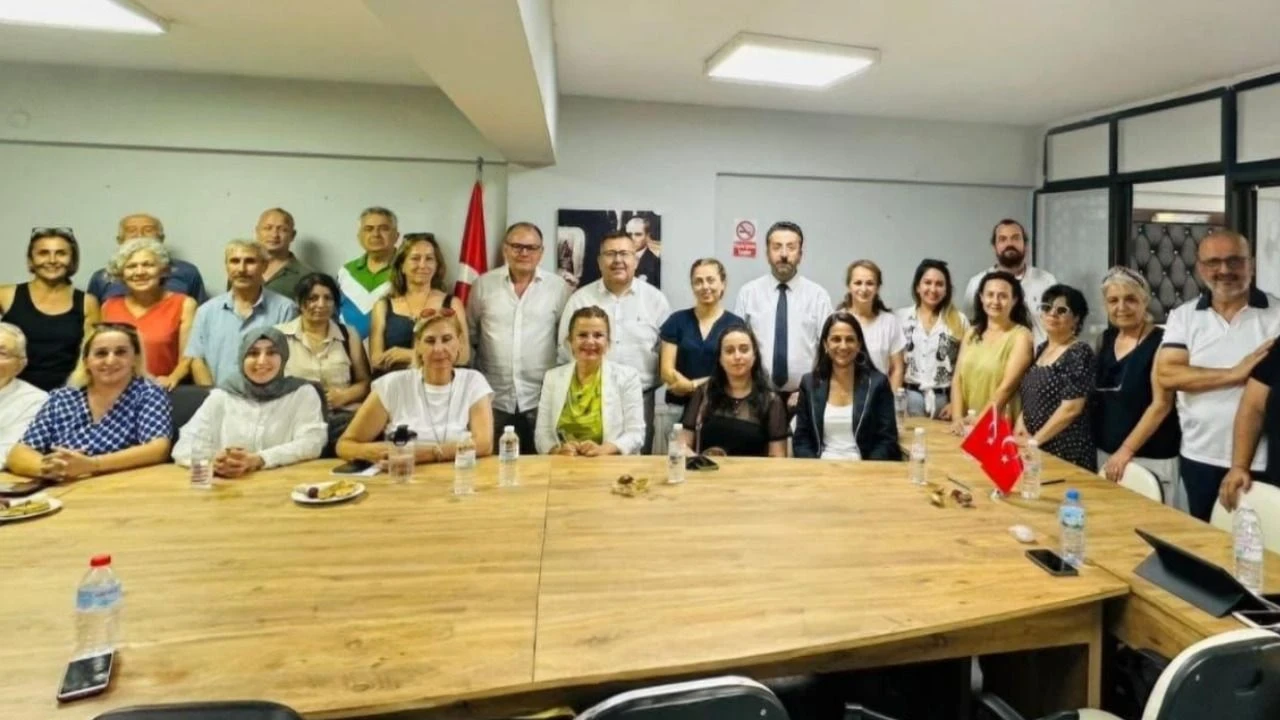 İzmir İnisiyatifi, yeni yönetimle geleceğe yönelik stratejilerini belirledi ve mahalle odaklı projeleri vurguladı.