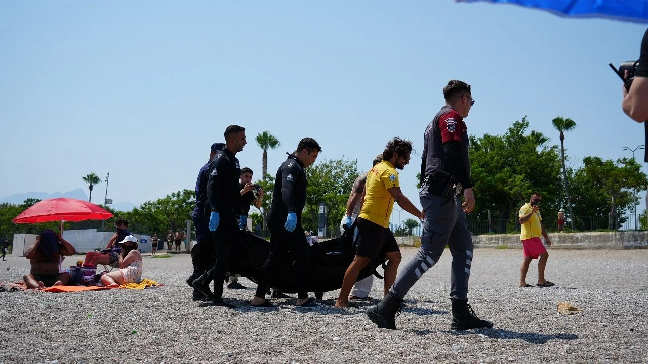 Antalya’da kesiklerle dolu ceset sahile vurdu, cinayet şüphesi araştırılıyor