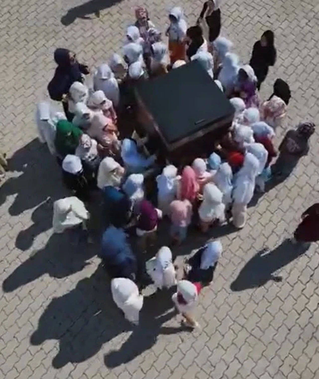 Devlet okullarında gerici uygulamalar: Çocuklar şeytan taşlayıp abdest aldırıldı