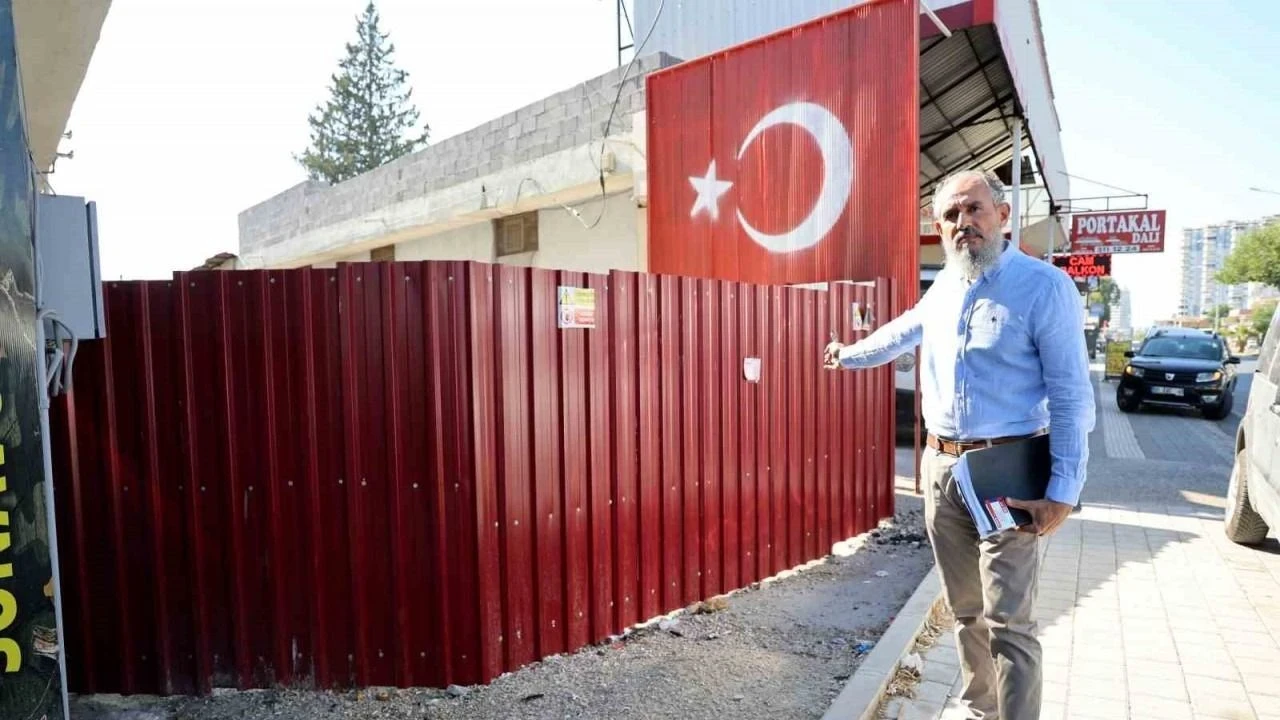 Tapulu arazi tartışması: Adana'da sokak kapama gerginliği sürüyor, yargıya taşındı.