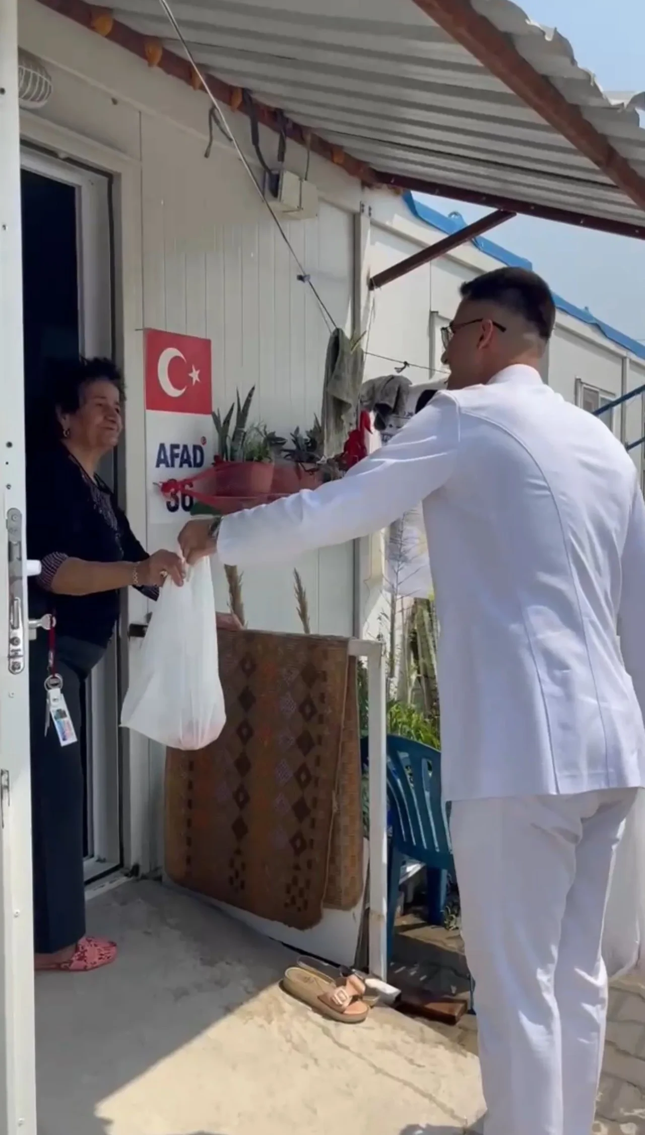 Kurtuluşunun ardından mezuniyetini umutla taçlandıran Altun, kurbanıyla dayanışmayı simgeledi