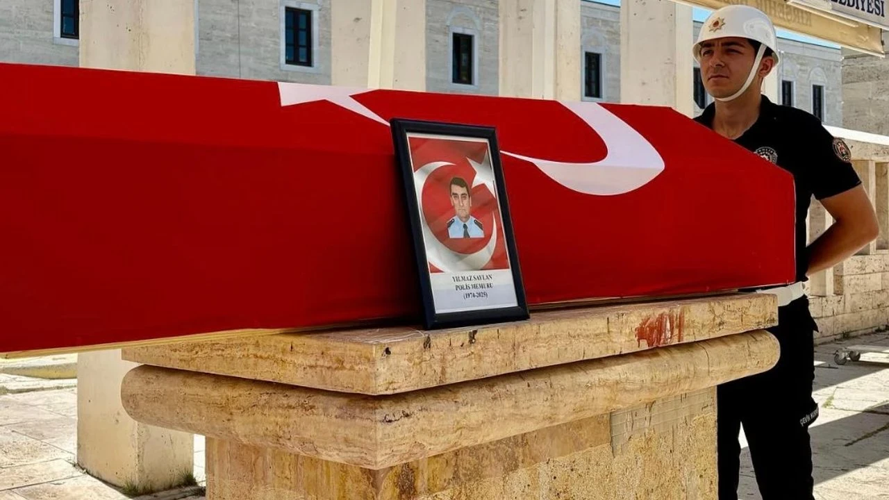 Karaman'da polis memuru Yılmaz Saylan kalp krizi sonucu hayatını kaybetti, emniyet camiasında yas var.