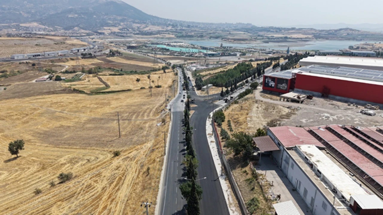 Kahramanmaraş OSB'de yol çalışmaları ulaşım kalitesini artırdı, sanayiye büyük katkı sağladı.