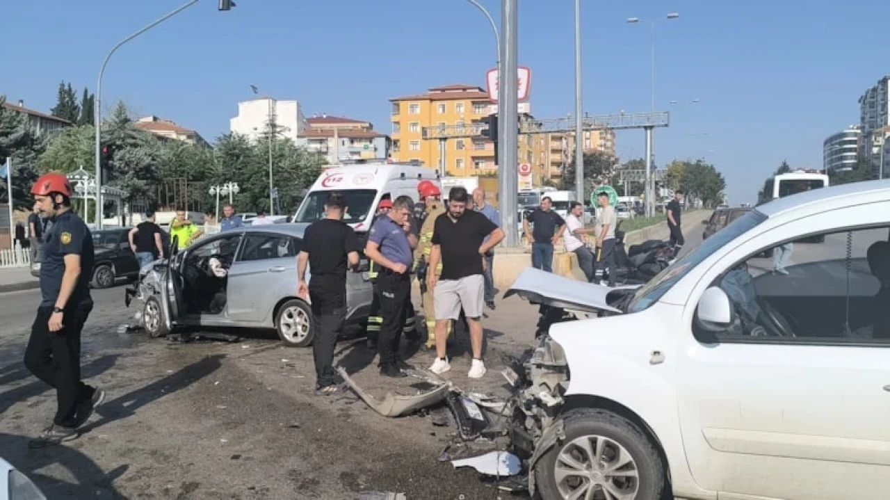 Kırıkkale'de polis aracıyla otomobil çarpıştı: 3 yaralı, durumu stabil