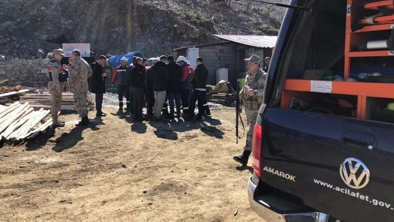 Alacakaya'da maden ocağında korkutan göçük, bir işçi mahsur kaldı! Arama kurtarma çalışmaları sürüyor.