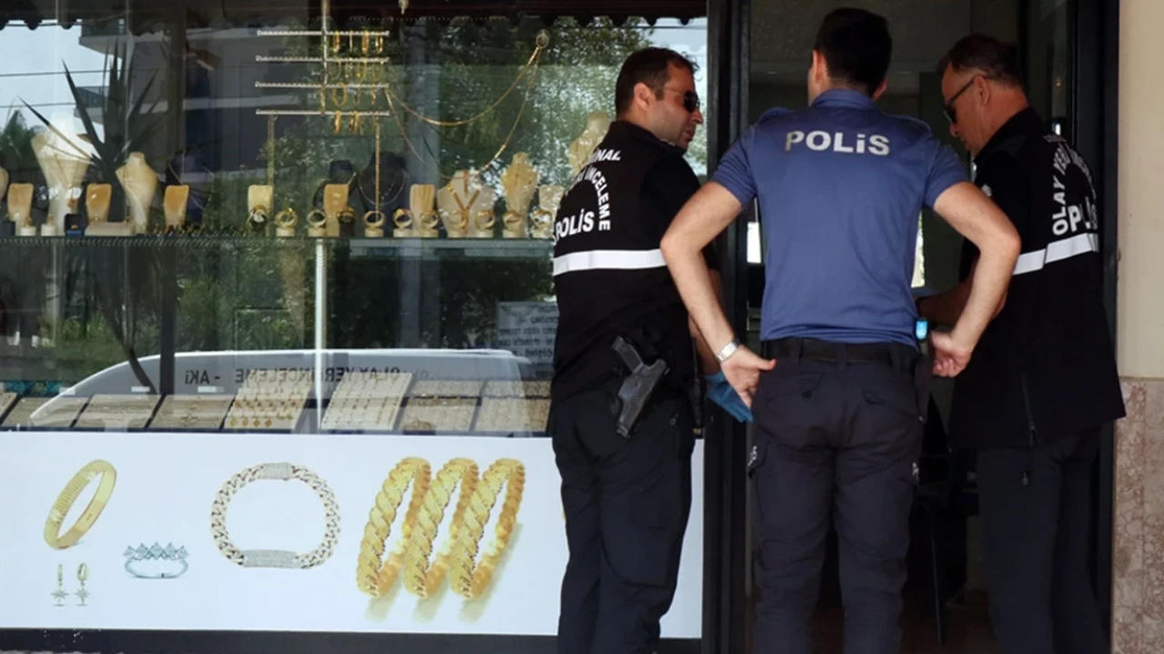 Kepez'de kuyumcuda bıçaklı gasp: 18 bilezik ve 14 bin lira çalındı