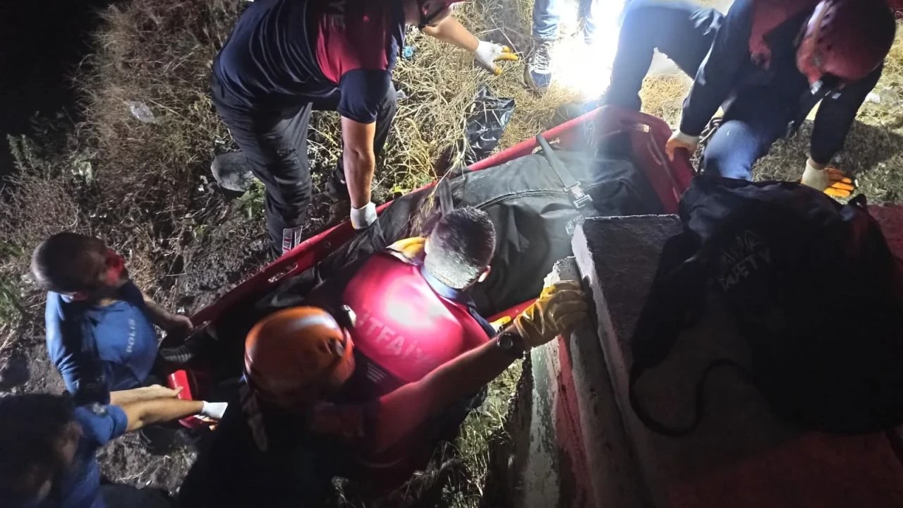 Köprüden elektrikli bisikletle düşen sürücü hayatını kaybetti, biri ağır yaralı