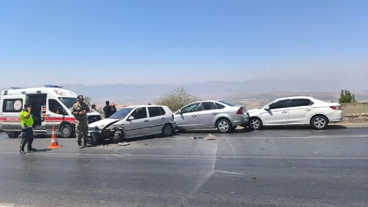 Nurdağı'nda 4 Araçla Zincirleme Kaza: 9 Yaralı, Soruşturma Başlatıldı