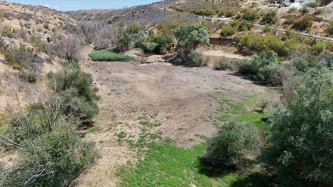 Teke Deresi'nde su seviyesi düştü, hayvancılıkla uğraşan çiftçiler zorluk yaşıyor