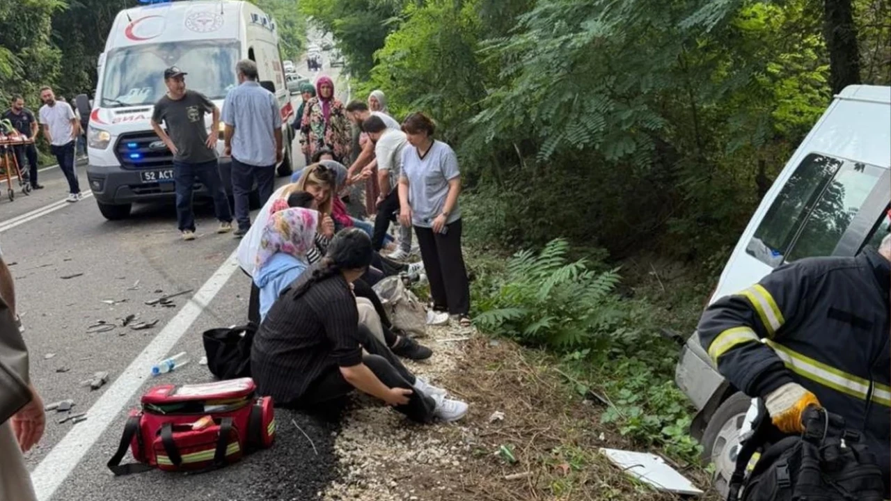 Ünye'de minibüs ile otomobil çarpıştı: 13 yaralı hastaneye kaldırıldı