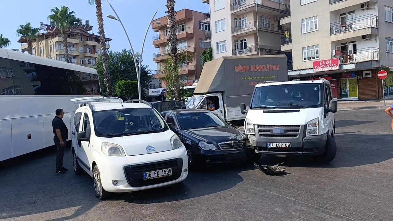 Kadın yaralandı, kavşak kazası güvenlik kamerasında kaydedildi!