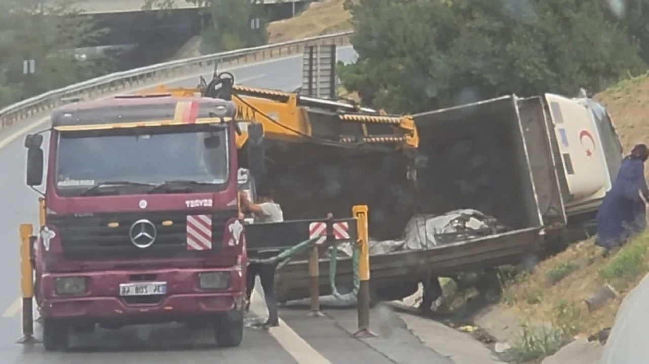 Gaziosmanpaşa'da yağmur sonrası kaza: Kamyon kaydı, trafik adeta felç oldu!