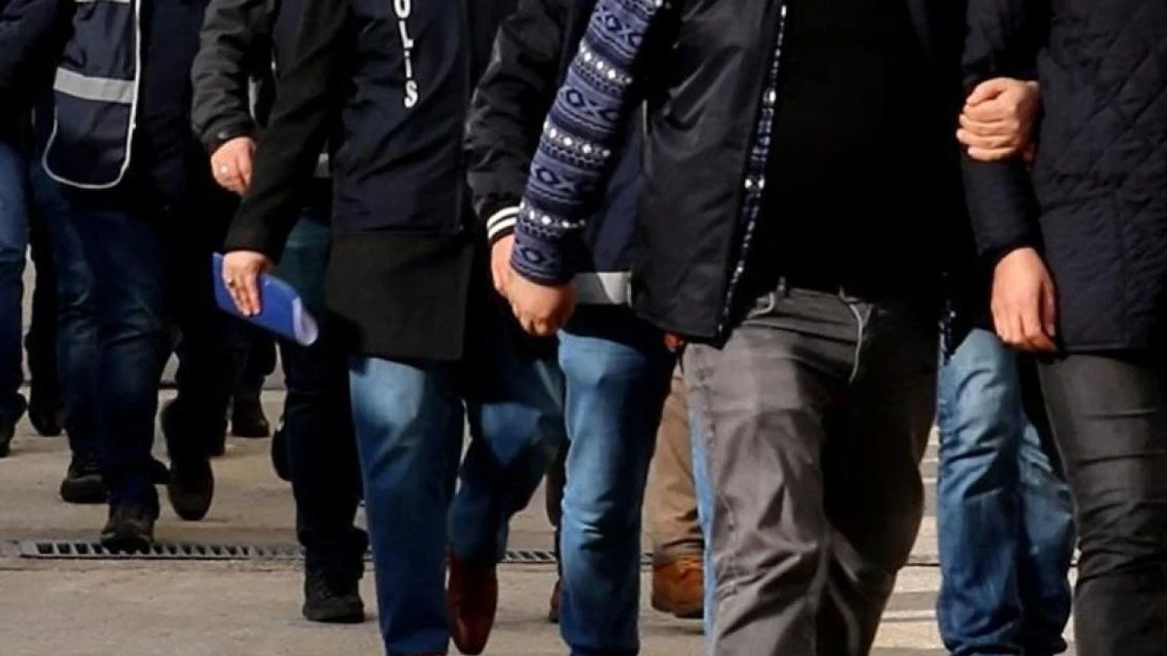 DEAŞ'a yönelik 14 ilde eş zamanlı operasyon: 26 gözaltı, çok sayıda dijital materyal ele geçirildi
