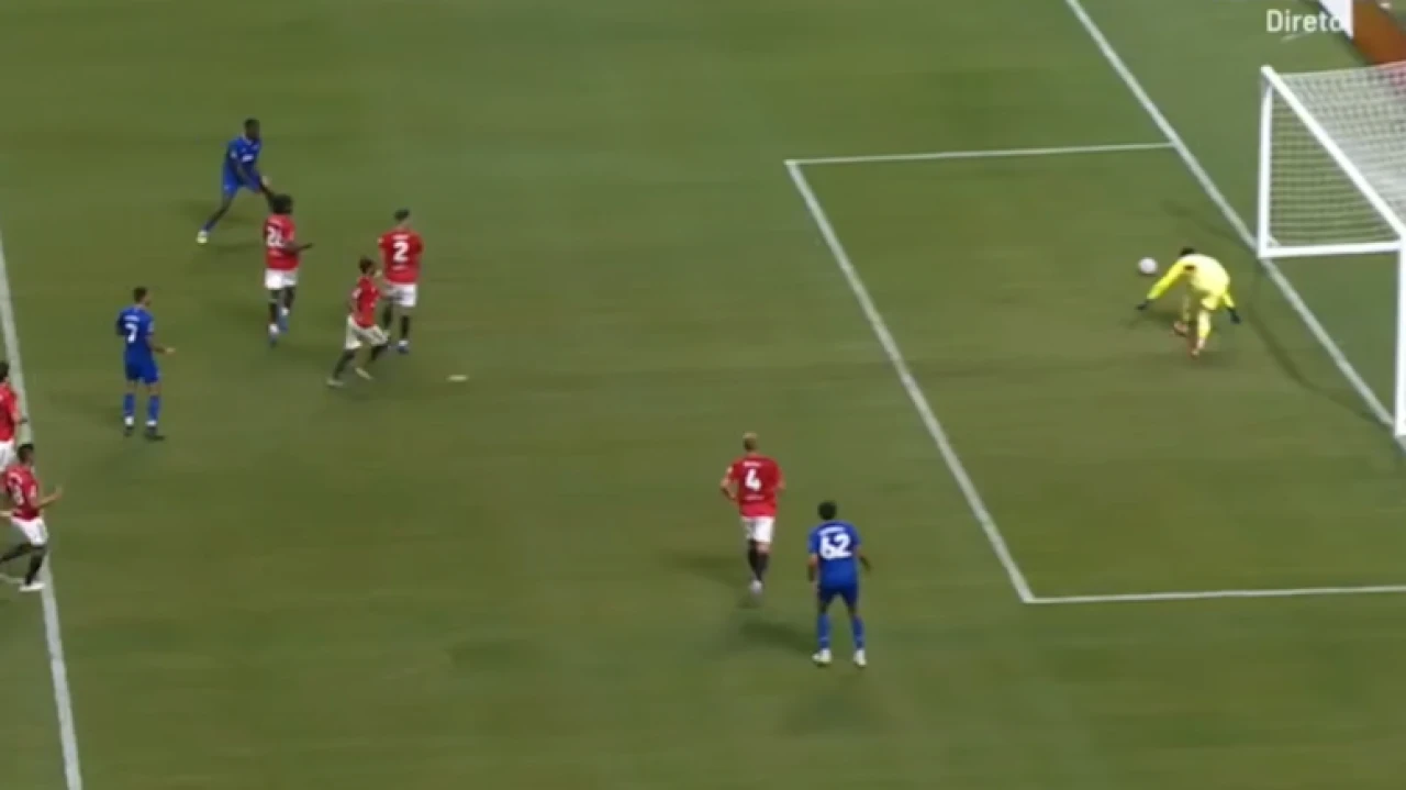 Altay Bayındır'ın talihsizlikleri, Manchester United taraftarını hayal kırıklığına uğrattı