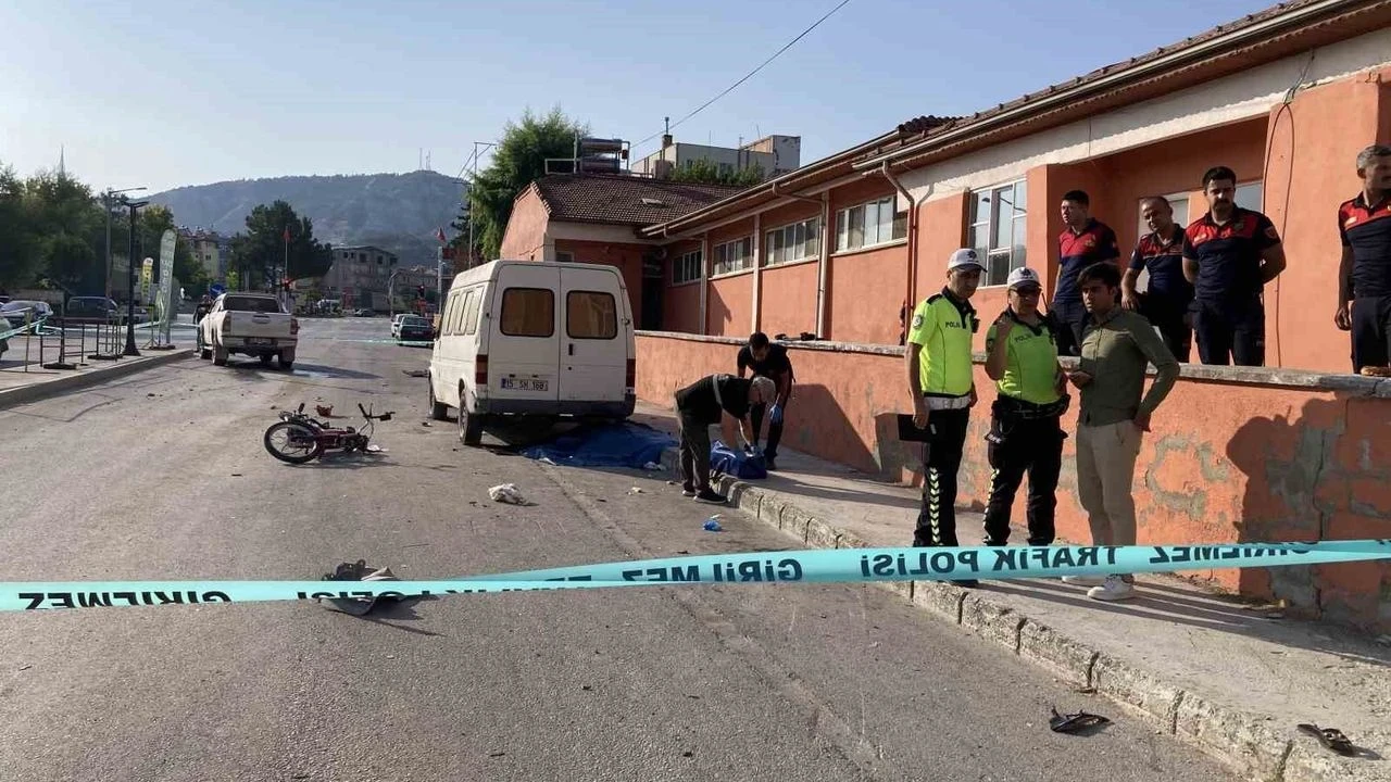 Burdur'da Kontrolsüz Kavşak Girişi Feci Kazaya Neden Oldu, 1 Ölü 2 Yaralı