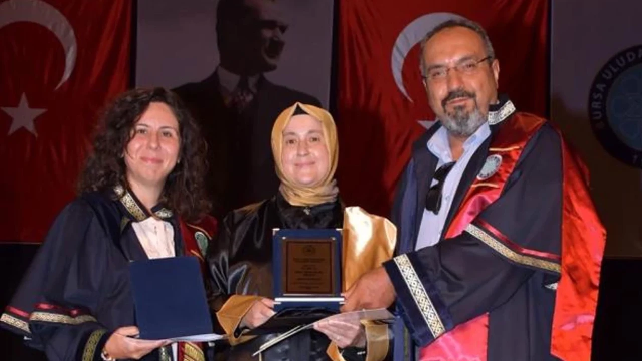 Pandemi döneminde üniversiteye giren 50 yaşındaki anne, 3.91 ile bölüm birincisi oldu