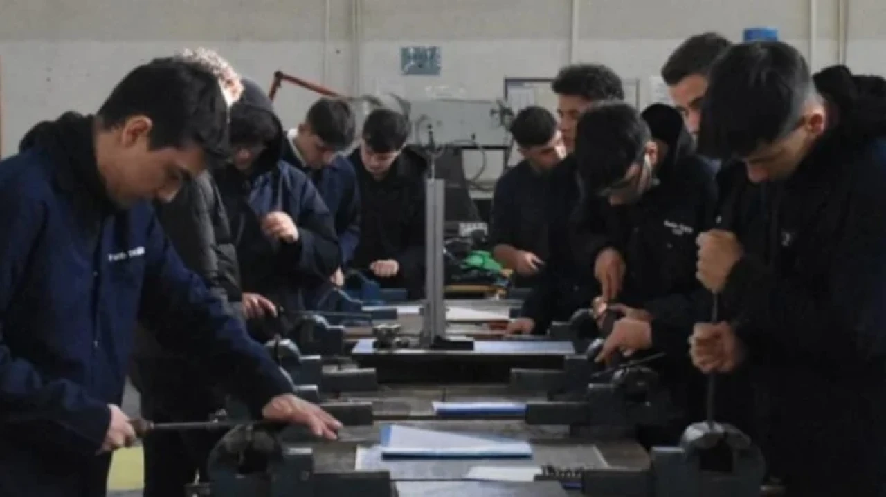 CHP'li Özçağdaş'tan büyük yolsuzluk iddiası: 700 milyon TL usulsüz transfer ve 22 bin hayali çırak!