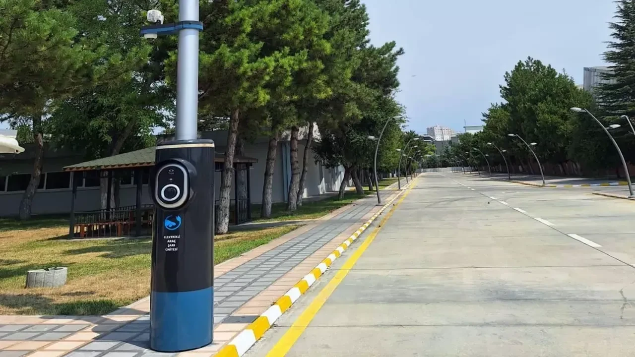 Kahramanmaraş, akıllı sokak aydınlatmalarıyla enerji tasarrufu ve ücretsiz şarj hizmetine kavuşuyor