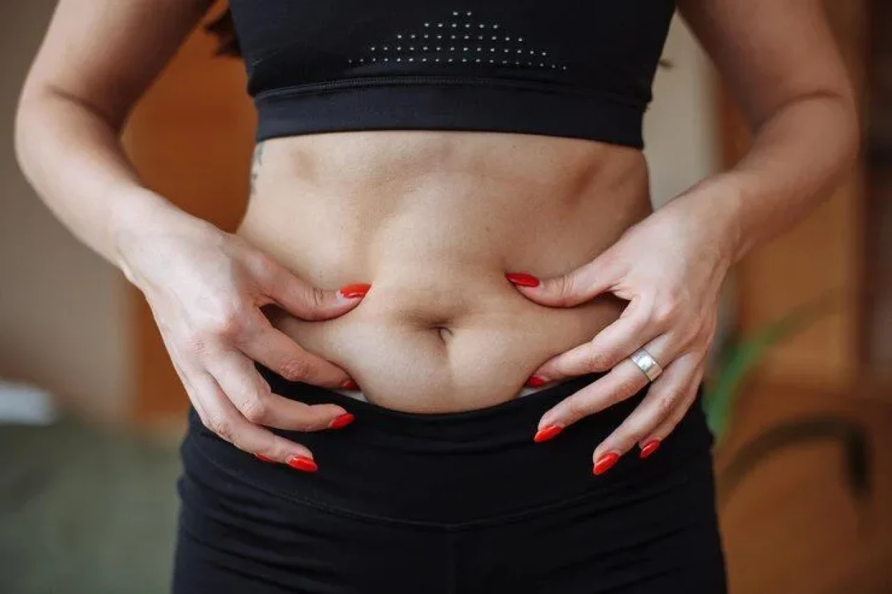 Göbek Düşmesi Nedir? Belirtileri ve Tedavi Yöntemleri