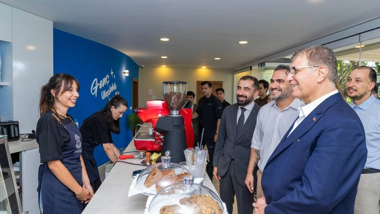 İzmir'deki Şato Binası terasları gençler için sosyal yaşam alanına dönüştü