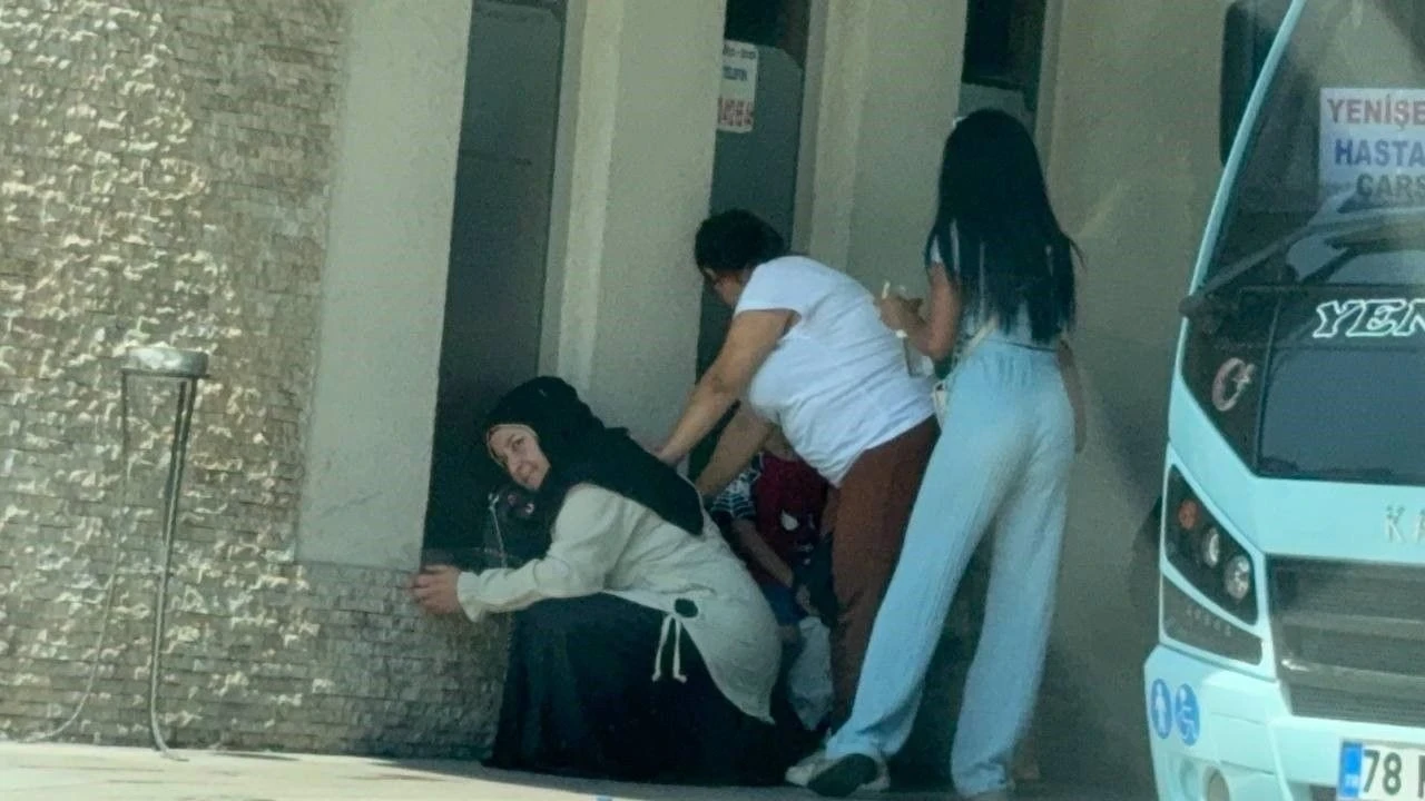 Karabük'te Aileler Arasında Bıçaklı Kavga: 2 Yaralı, Hastanede Gerginlik Başladı