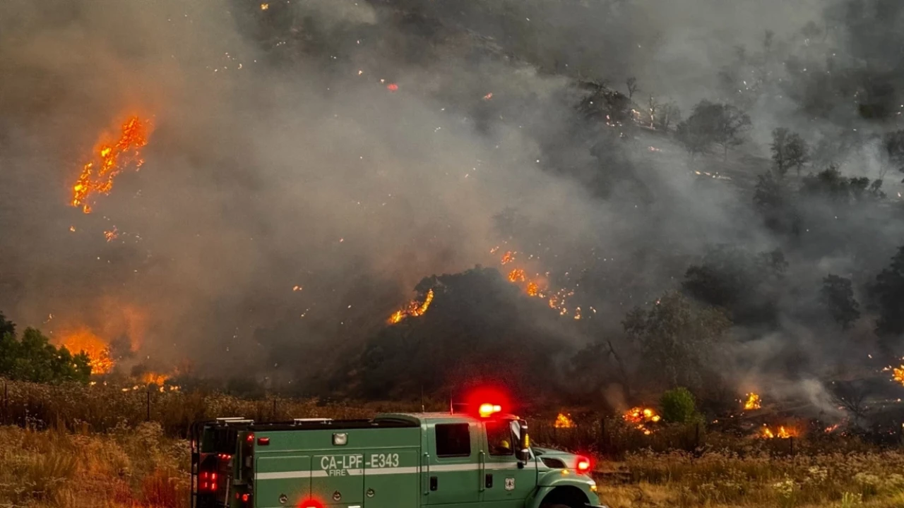 California'daki Gifford Yangını, 72 bin dönümü kül etti; tahliye emirleri yürürlükte!