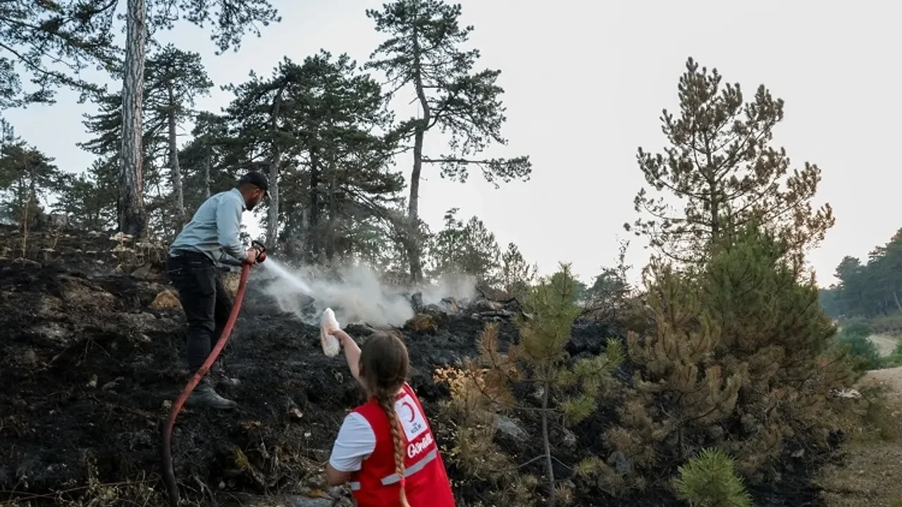 Kızılay, yangın bölgelerinde 1.8 milyon gıda ile gönüllülerle mücadeleye destek sağlıyor