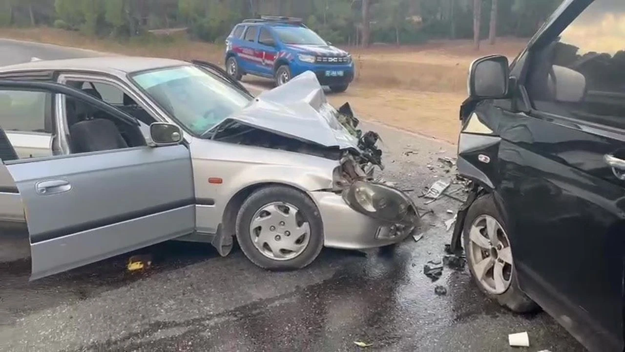 Manavgat'ta Kafa Kafaya Çarpışma: 3 Yaralı, Trafik Uzun Süre Kapalı kaldı