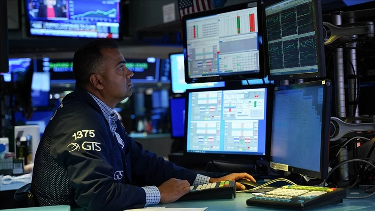 ABD'nin yeni tarife kararları piyasalarda belirsizlik yaratıyor, büyüme ve enflasyon etkileri sorgulanıyor.